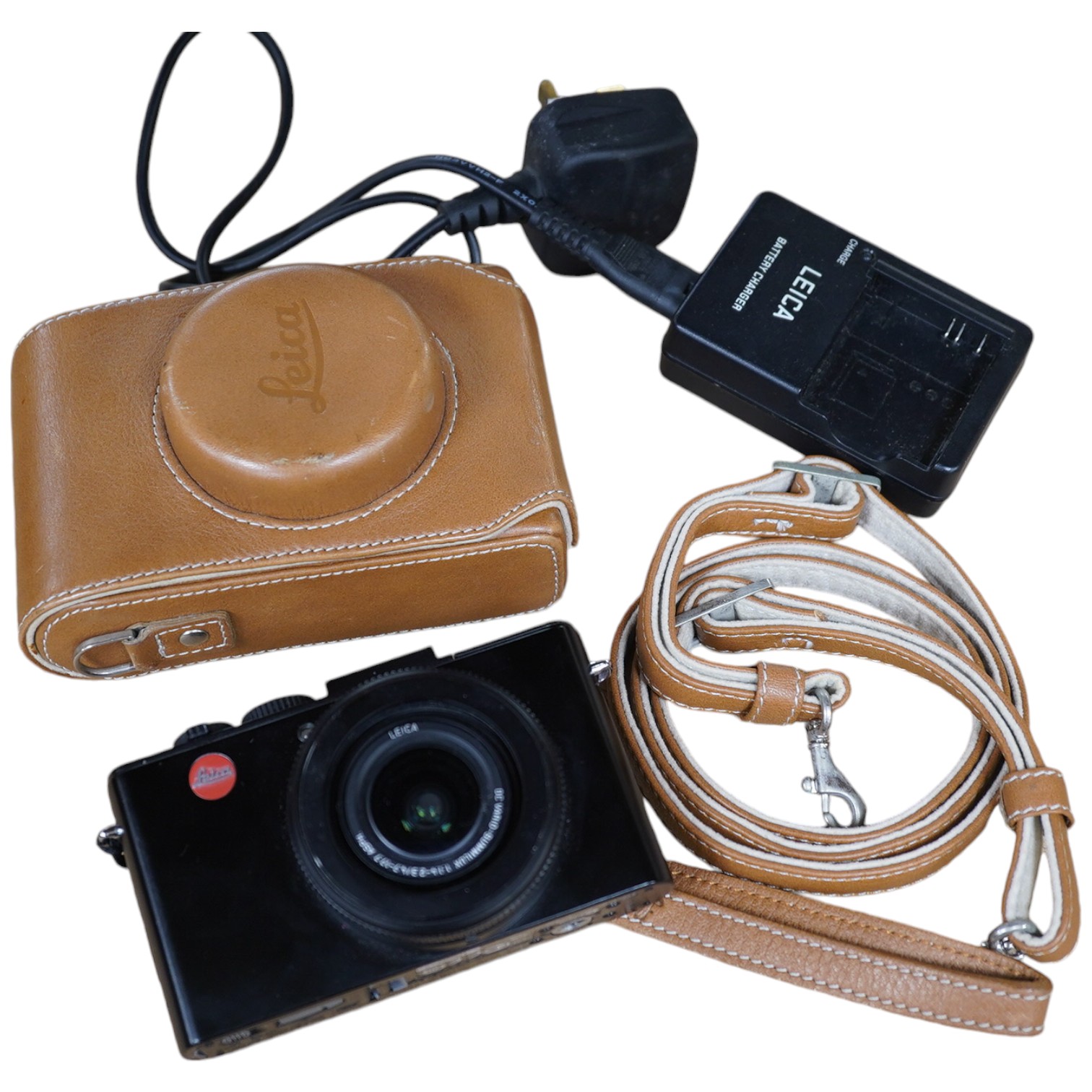 A Leica D-LUX 4 digital camera no.4460647 with leather case and charger. Condition - good, appears fully working